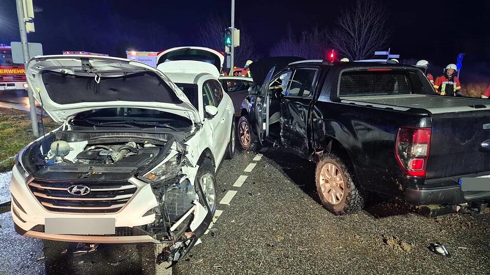 In Atting kam es am späten Sonntagabend zu einem schweren Unfall. In Atting kam es am späten Sonntagabend zu einem schweren Unfall.