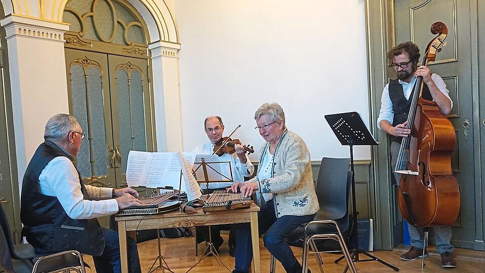Ein Quartett spielte einen Marsch, rechts der stellvertretende Bezirksheimatpfleger Florian Schwemin.