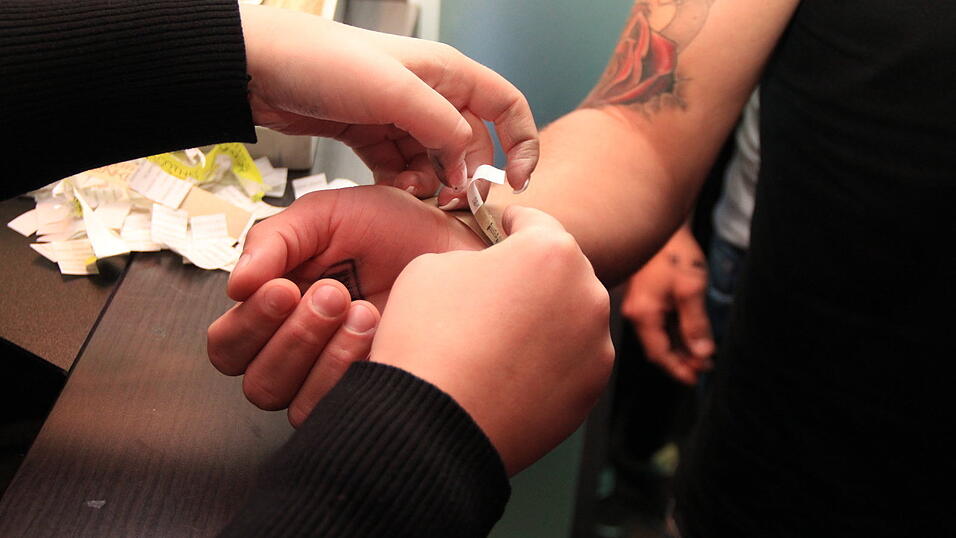 Die Armbänder zeigen dem Personal, wer unter und wer über 18 Jahre alt ist. Die Armbänder zeigen dem Personal, wer unter und wer über 18 Jahre alt ist.