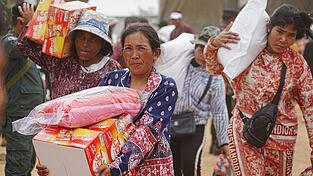 Evakuierte haben in der Provinz Oddar Meanchey im Norden Kambodschas Lebensmittel erhalten. Evakuierte haben in der Provinz Oddar Meanchey im Norden Kambodschas Lebensmittel erhalten.