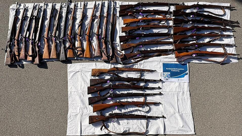 Die Polizei hat die Waffen konfisziert.
