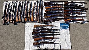 Die Polizei hat die Waffen konfisziert.