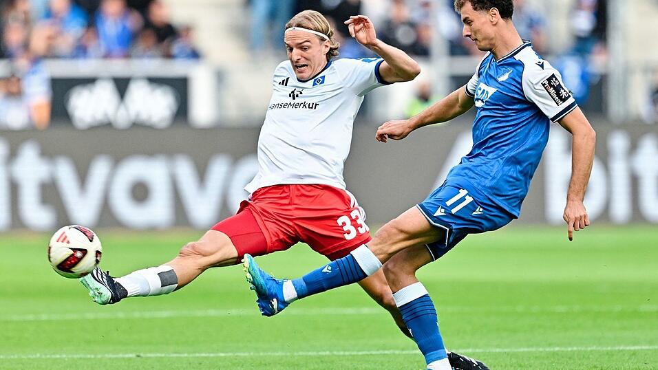 Sebastiaan Bornauw (l.) klärt für den HSV. Sebastiaan Bornauw (l.) klärt für den HSV.