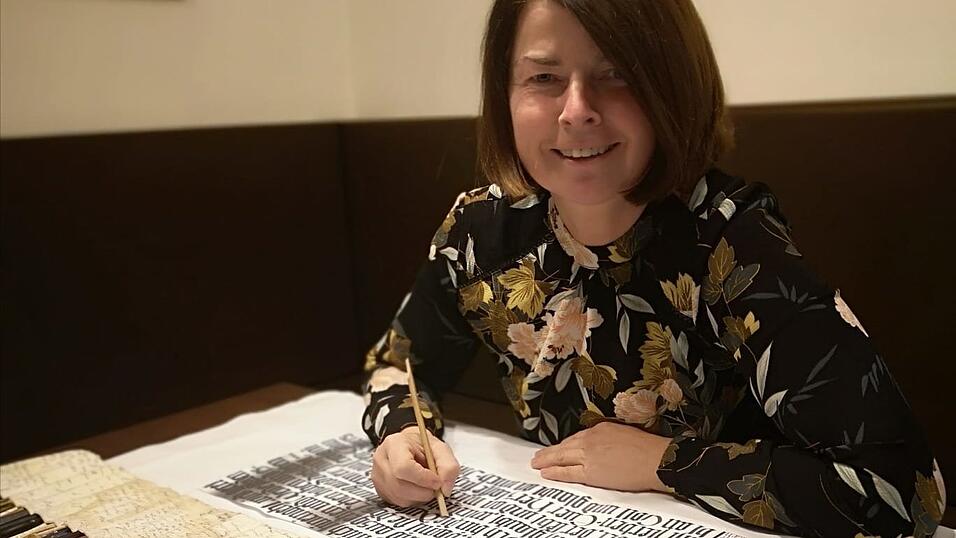 Kalligraphin Petra Pusl hat sich der Kunst des schönen Schreibens verschrieben.