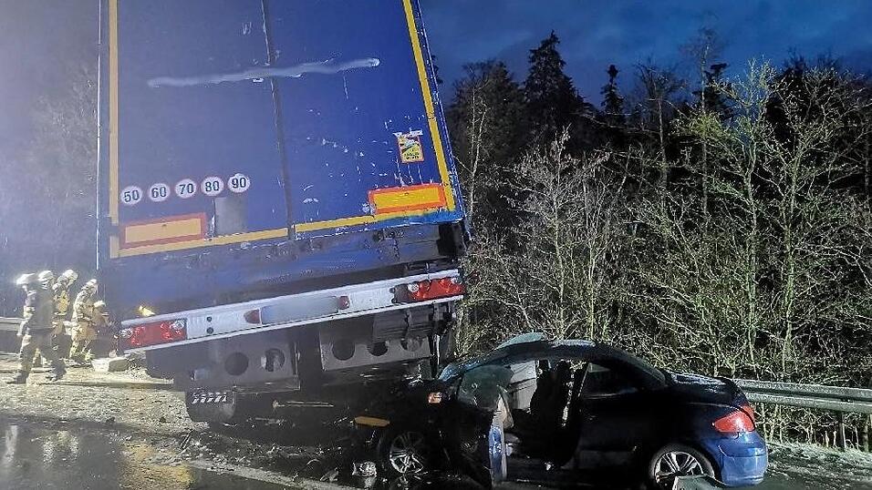 Bei Passau ist es am Samstagmorgen zu einem Unfall auf der A3 gekommen. Bei Passau ist es am Samstagmorgen zu einem Unfall auf der A3 gekommen.