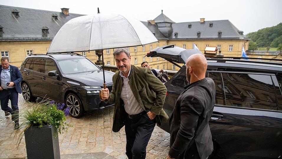 Ministerpräsident Söder hat in diesem Jahr zur CSU-Klausur Pläne im Gepäck, die wohl nur auf wenig Begeisterung stoßen werden: Bayern muss sparen - auch bei Stellen für Landesbeschäftigte. Ministerpräsident Söder hat in diesem Jahr zur CSU-Klausur Pläne im Gepäck, die wohl nur auf wenig Begeisterung stoßen werden: Bayern muss sparen - auch bei Stellen für Landesbeschäftigte.