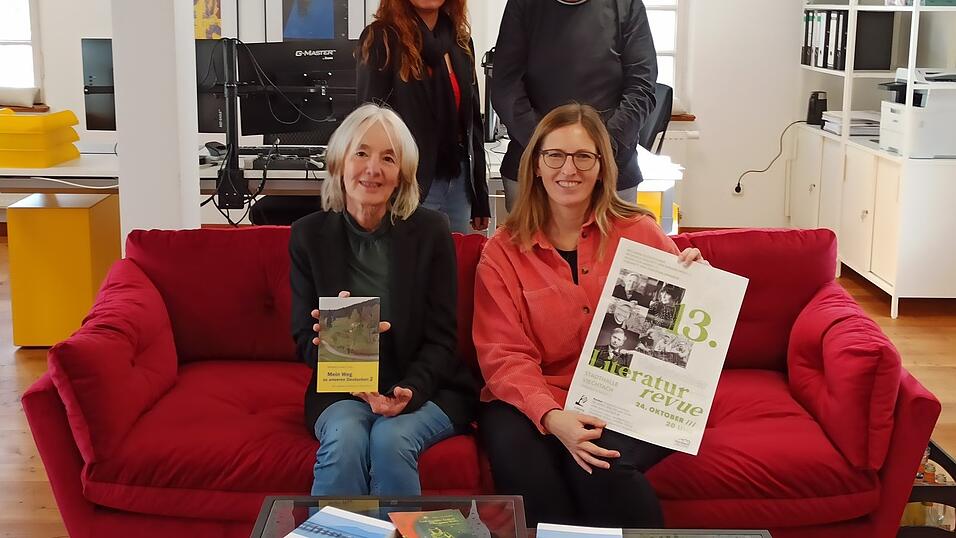 Eva Bauernfeind (vorne l.) und Kristina P&ouml;schl (vorne r.) vom lichtung verlag freuen sich mit Tourismus-Chefin Monika H&auml;uslmeier und B&uuml;rgermeister Franz Wittmann auf die Literaturrevue.