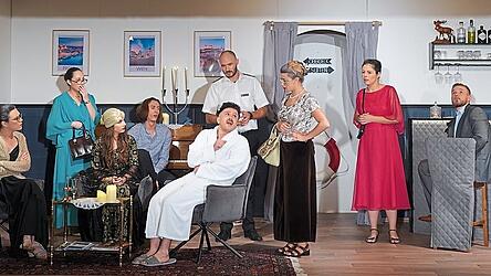 Mit „Mann über Bord“ begeisterte die Theatergruppe Ergolding im Pfarrsaal. Am Wochenende sind weitere Vorstellungen.