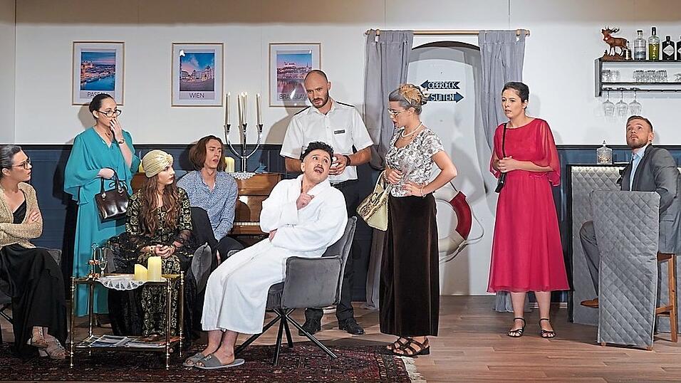 Mit „Mann über Bord“ begeisterte die Theatergruppe Ergolding im Pfarrsaal. Am Wochenende sind weitere Vorstellungen. Mit „Mann über Bord“ begeisterte die Theatergruppe Ergolding im Pfarrsaal. Am Wochenende sind weitere Vorstellungen.