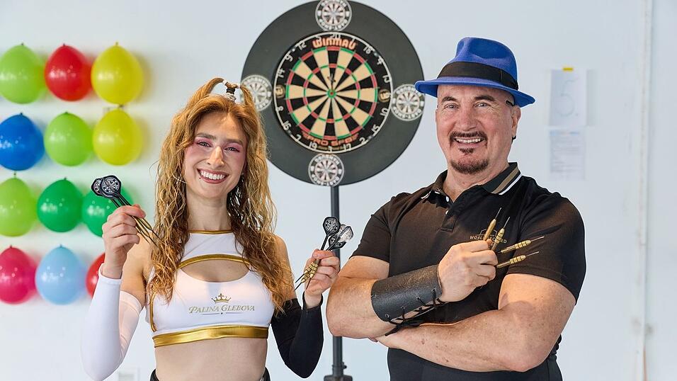 Palina Glebova und ihr Coach Joe Alexander, mit dem sie die kuriosen Disziplinen trainiert. Palina Glebova und ihr Coach Joe Alexander, mit dem sie die kuriosen Disziplinen trainiert.