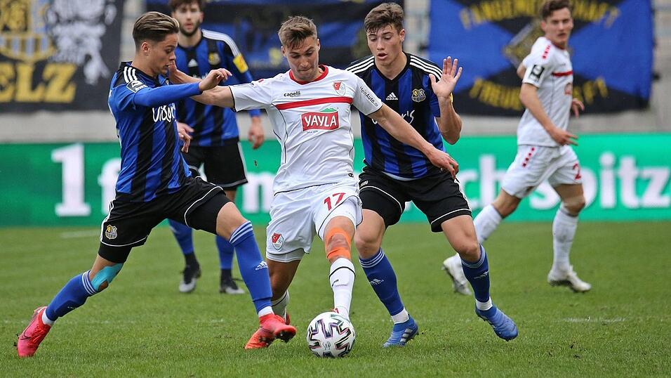 Türkgücü-Spieler Kilian Fischer (m.) im Zweikampf mit zwei Saarbrückern. Türkgücü-Spieler Kilian Fischer (m.) im Zweikampf mit zwei Saarbrückern.