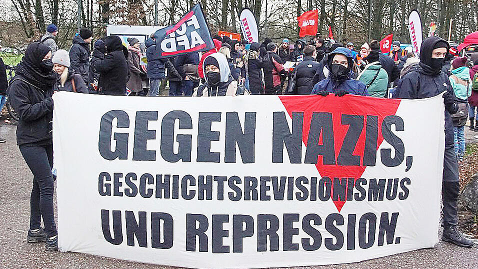 AfD-Gegner beim Sportgel&auml;nde des VfB Bach.