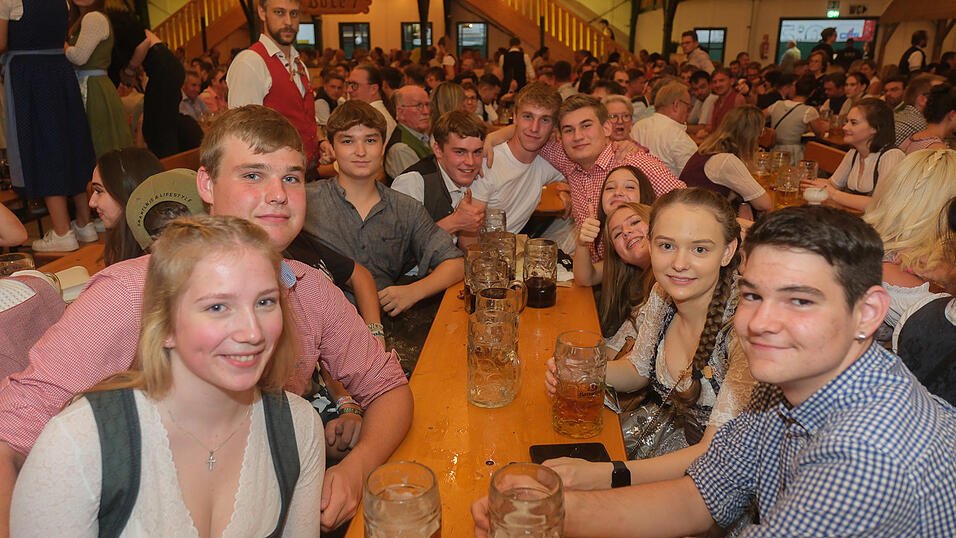 Die Partybilder vom Dienstag, 15. August 2023, aus dem Festzelt Nothaft. Die Partybilder vom Dienstag, 15. August 2023, aus dem Festzelt Nothaft.