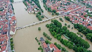 Bei einigen Bögen der Steinernen Brücke ist kaum noch Luft zwischen Wasser und Gemäuer. Bei einigen Bögen der Steinernen Brücke ist kaum noch Luft zwischen Wasser und Gemäuer.