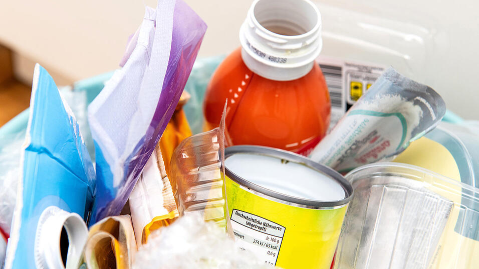 Leere Leichtverpackungen gehören in die Gelbe Tonne: Mit richtiger Abfalltrennung leisten Verbraucher einen wichtigen Beitrag zum Recycling. Leere Leichtverpackungen gehören in die Gelbe Tonne: Mit richtiger Abfalltrennung leisten Verbraucher einen wichtigen Beitrag zum Recycling.