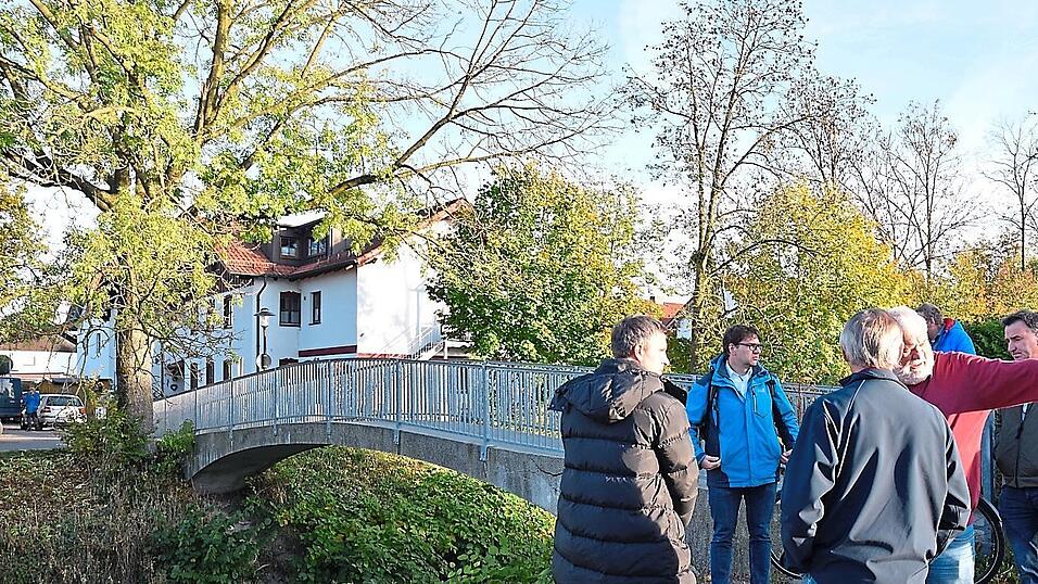 Beim Ortstermin wurde klar: Die bestehende Brücke „Am Strogensteg“ soll im Zuge des Neubaus ein paar Meter nach Norden rutschen und die Esche (links im Bild) gefällt werden. Beim Ortstermin wurde klar: Die bestehende Brücke „Am Strogensteg“ soll im Zuge des Neubaus ein paar Meter nach Norden rutschen und die Esche (links im Bild) gefällt werden.