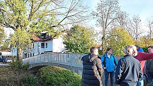Beim Ortstermin wurde klar: Die bestehende Brücke „Am Strogensteg“ soll im Zuge des Neubaus ein paar Meter nach Norden rutschen und die Esche (links im Bild) gefällt werden.