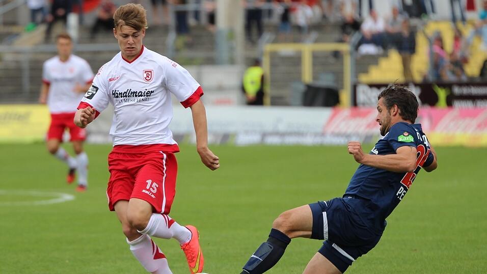 Daniel Steininger(19) ist derzeit von der SpVgg Greuther F&uuml;rth an den SSV Jahn Regensburgausgeliehen. In der vergangenen Regionalliga-Saison sorgte der U19-Nationalspieler mit 13 Treffern f&uuml;r die 'Kleeblatt'-Reserve f&uuml;r Aufsehen. (Foto: Fabian Ro&szlig;mann)Der geb&uuml;rtige Passauer