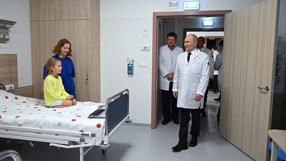 Im Ärztekittel hat sich Putin schon öfter präsentiert, als Patient lässt er sich jedoch nicht ablichten. (Archivbild)