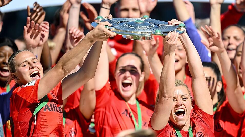 Gewohntes Bild: Die Bayern-Fu&szlig;ballerinnen stehen kurz vor der n&auml;chsten Meisterschaft. (Archivbild)