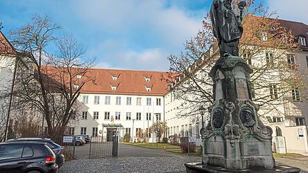 Der Eingang zum Amtsgericht Augsburg: Dort werden sich Jugendschöffen ab September mit einem besonderen Fall beschäftigen. Der Eingang zum Amtsgericht Augsburg: Dort werden sich Jugendschöffen ab September mit einem besonderen Fall beschäftigen.