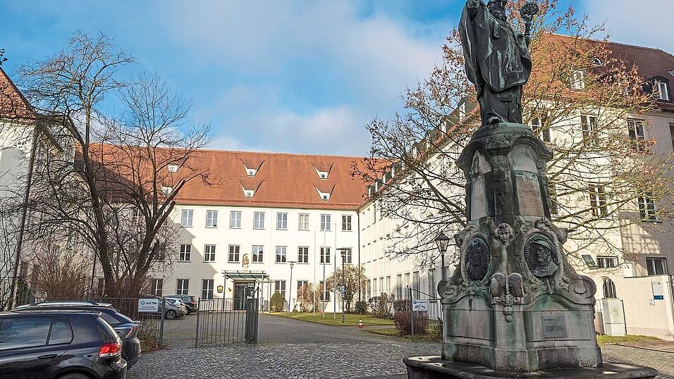 Der Eingang zum Amtsgericht Augsburg: Dort werden sich Jugendschöffen ab September mit einem besonderen Fall beschäftigen. Der Eingang zum Amtsgericht Augsburg: Dort werden sich Jugendschöffen ab September mit einem besonderen Fall beschäftigen.