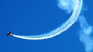 Kunstflugakrobat Dietke Clauß stieg nach rasantem Start steil in den blauen Himmel auf, ließ sich dann trudelnd herabfallen, reihte Loopings und Turns aneinander und beschrieb seine Akrobatik mit Kunstnebel. Kunstflugakrobat Dietke Clauß stieg nach rasantem Start steil in den blauen Himmel auf, ließ sich dann trudelnd herabfallen, reihte Loopings und Turns aneinander und beschrieb seine Akrobatik mit Kunstnebel.