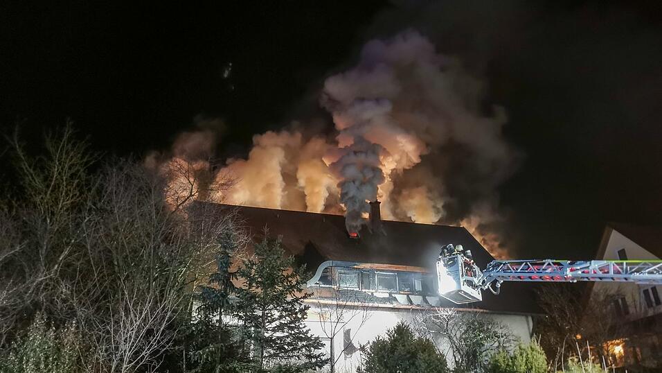 Feuerwehreinsatz in der Nacht von Donnerstag auf Freitag in Burglengenfeld. Dort stand der Dachstuhl eines Einfamilienhauses in Flammen.