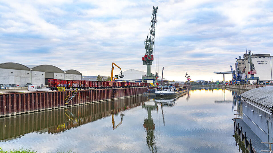 Im bayernhafen Regensburg wurden 2025 insgesamt 2,57 Mio. t G&uuml;ter &uuml;ber die beiden Verkehrstr&auml;ger Schiff und Bahn umgeschlagen. Rund 149.000 Lkw-Fahrten wurden durch die Verlagerung von Langstreckenverkehren eingespart.