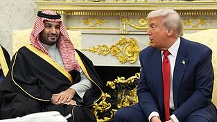 Der saudi-arabische Kronprinz bin Salman und US-Präsident Trump demonstrieren Nähe. (Archivbild) Der saudi-arabische Kronprinz bin Salman und US-Präsident Trump demonstrieren Nähe. (Archivbild)