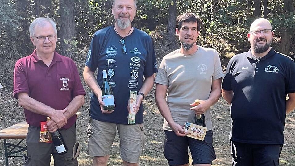 Der Moosburger Bogenschütze Erwin Sedleczki (2.v.l.) holte sich beim Sommerturnier die SG Blaibach den ersten Platz. Der Moosburger Bogenschütze Erwin Sedleczki (2.v.l.) holte sich beim Sommerturnier die SG Blaibach den ersten Platz.