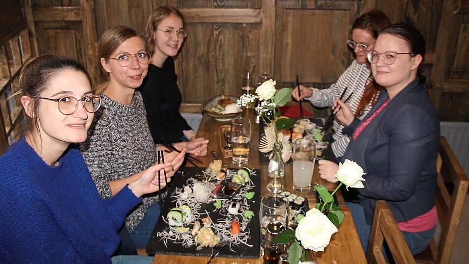 Neugierig auf die neue K&uuml;che, lassen sich diese Damen die appetitlich angerichteten Speisen schmecken.