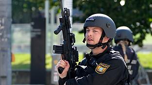 Polizisten sind in München im Einsatz. Zahlreiche Polizisten sind in der Münchner Innenstadt in der Nähe des NS-Dokumentationszentrums und des Israelischen Generalkonsulats im Einsatz gewesen.