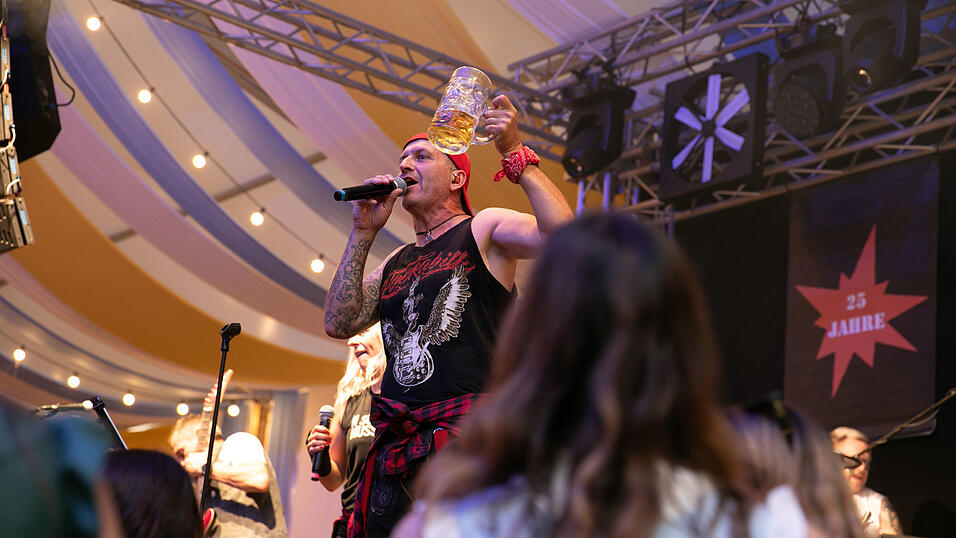 Die Partybilder vom Montag, 11. August, aus dem Festzelt Reisinger. Die Partybilder vom Montag, 11. August, aus dem Festzelt Reisinger.