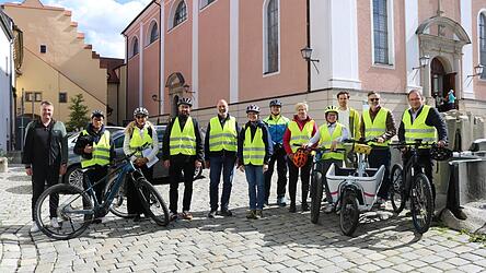 Unterwegs, um die Fahrradtauglichkeit der Stadt Cham zu testen: die Jury, Stadträte sowie Vertreter der Verwaltung und Polizei machen sich auf den Weg, um die 13 neuralgischen Knotenpunkte im Stadtgebiet abzuradeln. Unterwegs, um die Fahrradtauglichkeit der Stadt Cham zu testen: die Jury, Stadträte sowie Vertreter der Verwaltung und Polizei machen sich auf den Weg, um die 13 neuralgischen Knotenpunkte im Stadtgebiet abzuradeln.