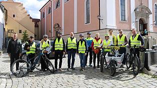 Unterwegs, um die Fahrradtauglichkeit der Stadt Cham zu testen: die Jury, Stadträte sowie Vertreter der Verwaltung und Polizei machen sich auf den Weg, um die 13 neuralgischen Knotenpunkte im Stadtgebiet abzuradeln. Unterwegs, um die Fahrradtauglichkeit der Stadt Cham zu testen: die Jury, Stadträte sowie Vertreter der Verwaltung und Polizei machen sich auf den Weg, um die 13 neuralgischen Knotenpunkte im Stadtgebiet abzuradeln.