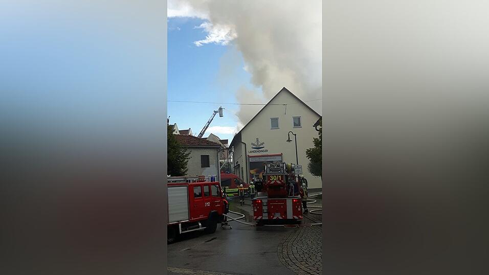 Feuerwehreinsatz in Rottenburg: In der Landshuter Stra&szlig;e ging der Dachstuhl eines Hauses in Flammen auf.