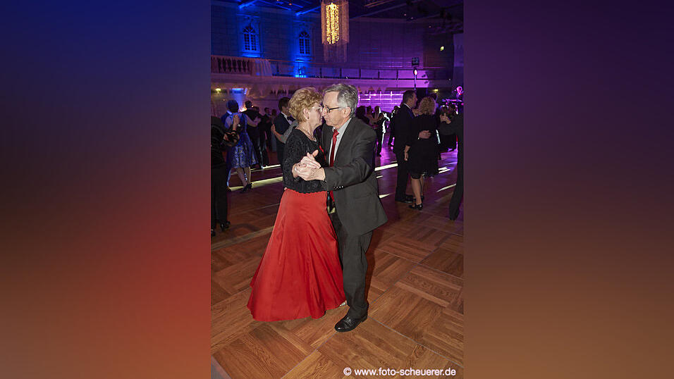 Die Metzgerzunft hat am Samstagabend in die Joseph-von-Fraunhofer-Halle eingeladen. Die Metzgerzunft hat am Samstagabend in die Joseph-von-Fraunhofer-Halle eingeladen.