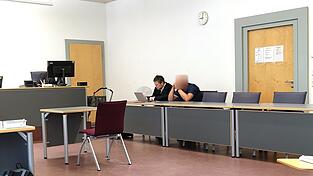 Der angeklagte Polizist (rechts) und Verteidiger Georg Karl besprechen sich kurz vor Beginn des Prozesses am Montagvormittag.
