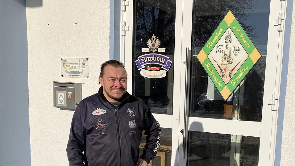 Jetzt kann Thomas Baumann, Wirt im Sch&uuml;tzenhaus, wieder lachen. Der Pachtvertrag wurde bis vorerst August 2027 verl&auml;ngert.