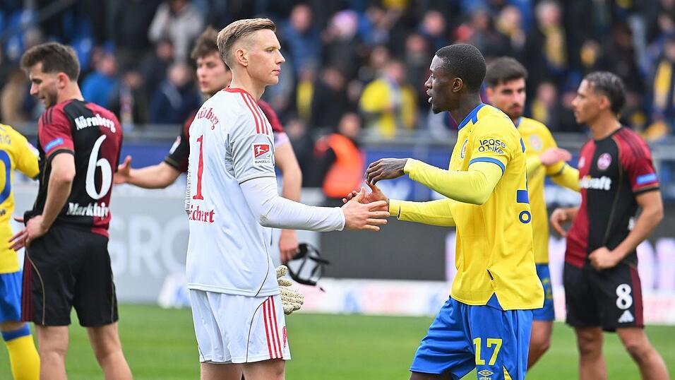 Jan Reichert (l) hält dem 1. FC Nürnberg einen Punkt fest. Jan Reichert (l) hält dem 1. FC Nürnberg einen Punkt fest.