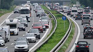 Auf Bayern Autobahnen k&ouml;nnte es am Wochenende voll werden - besonders in Richtung S&uuml;den. (Archivbild)