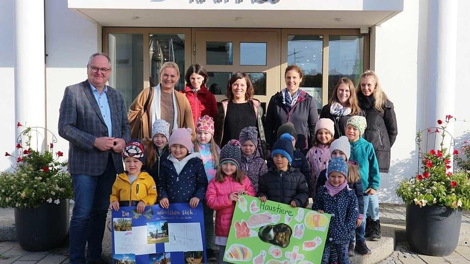 Die Delegation des Kindergartens &uuml;bergab die beiden Vorschl&auml;ge an B&uuml;rgermeister Josef Klaus (l.).