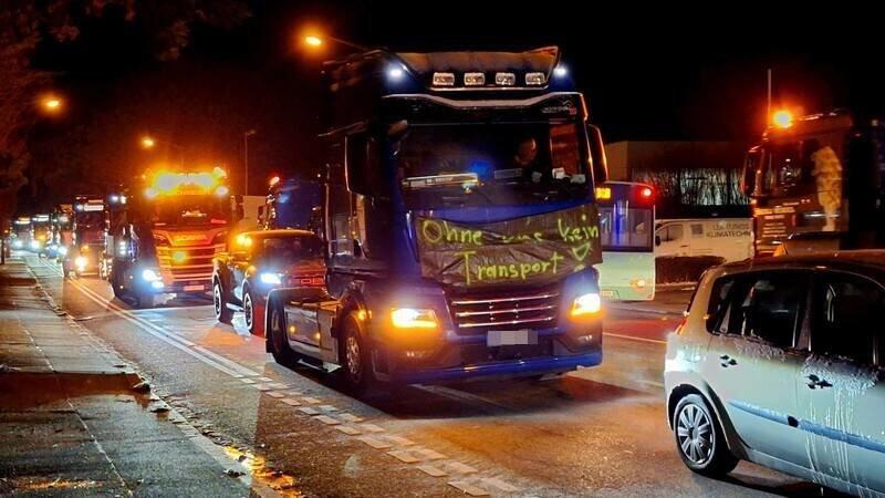 Auch Lastwagenfahrer beteilligen sich an dem Protest.