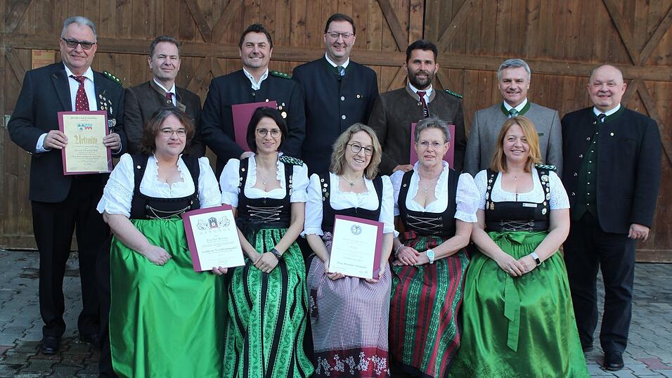 Ausgezeichnete Schützen im Ehrenamt mit den Ehrengästzen. Ausgezeichnete Schützen im Ehrenamt mit den Ehrengästzen.