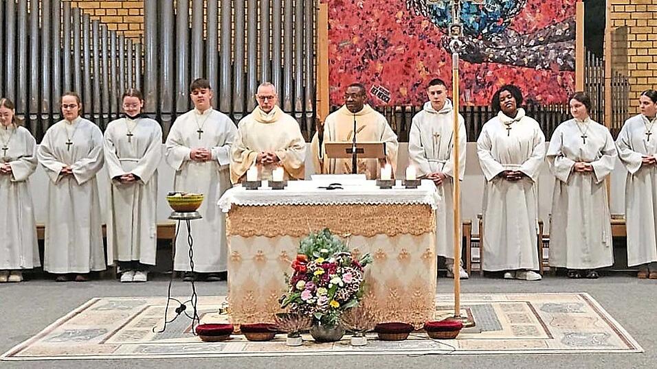 Die Pfarrei Christk&ouml;nig feierte am Sonntag nicht nur ihr Patrozinium, sondern mit einer gro&szlig;en Ministrantenschar auch den 60. Geburtstag von Pfarrer Dr. Dr. Emeka Ndukaihe.
