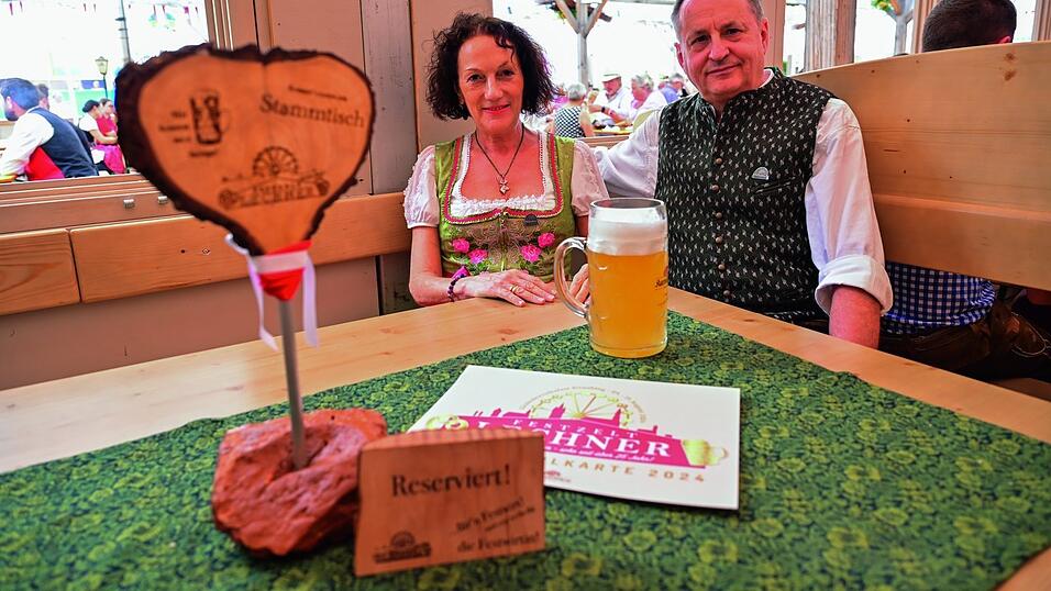 Martin Lechner wurde erst von seiner Frau zu einem Stammtisch überredet. Martin Lechner wurde erst von seiner Frau zu einem Stammtisch überredet.