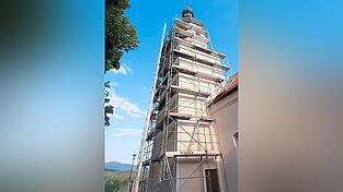 Um die Schäden beheben zu können, musste der Turm der Steinbühler Kirche erneut komplett eingerüstet werden. Um die Schäden beheben zu können, musste der Turm der Steinbühler Kirche erneut komplett eingerüstet werden.