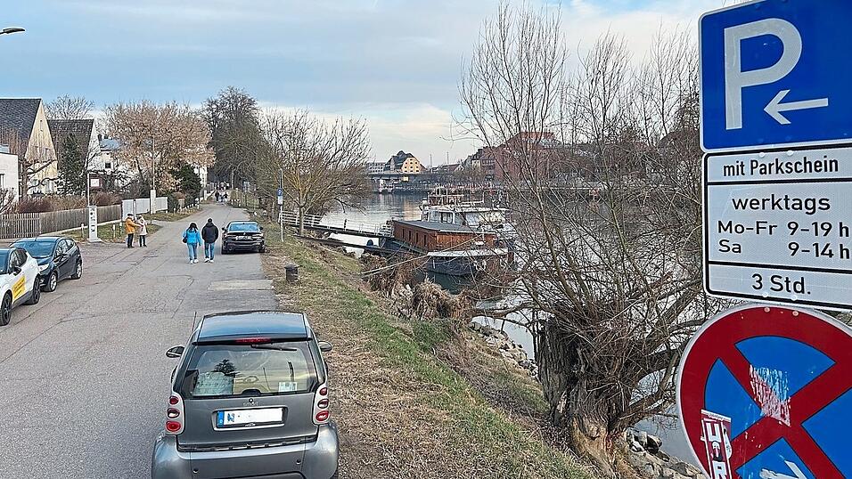 Zu allen Tageszeiten stehen derzeit in der Werftstra&szlig;e Dutzende von Parkpl&auml;tzen leer.