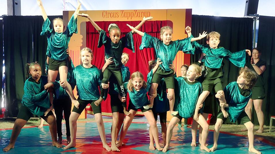 Bei artistischen Hebenummern waren alle Mitwirkenden aufeinander angewiesen. Bei artistischen Hebenummern waren alle Mitwirkenden aufeinander angewiesen.